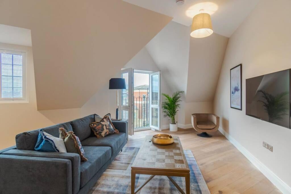 Spacious Luxury Penthouse, 2BR, Private Parking - By Tempstay, Windsor, foto 5