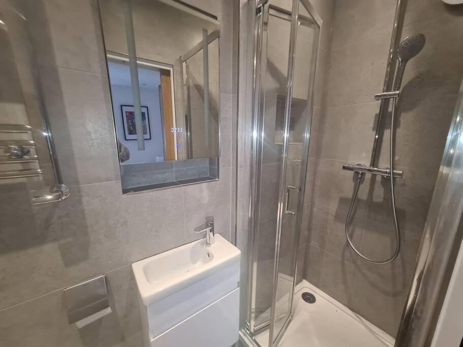 Neon Heights 2 bed Luton town centre, Luton, foto 3