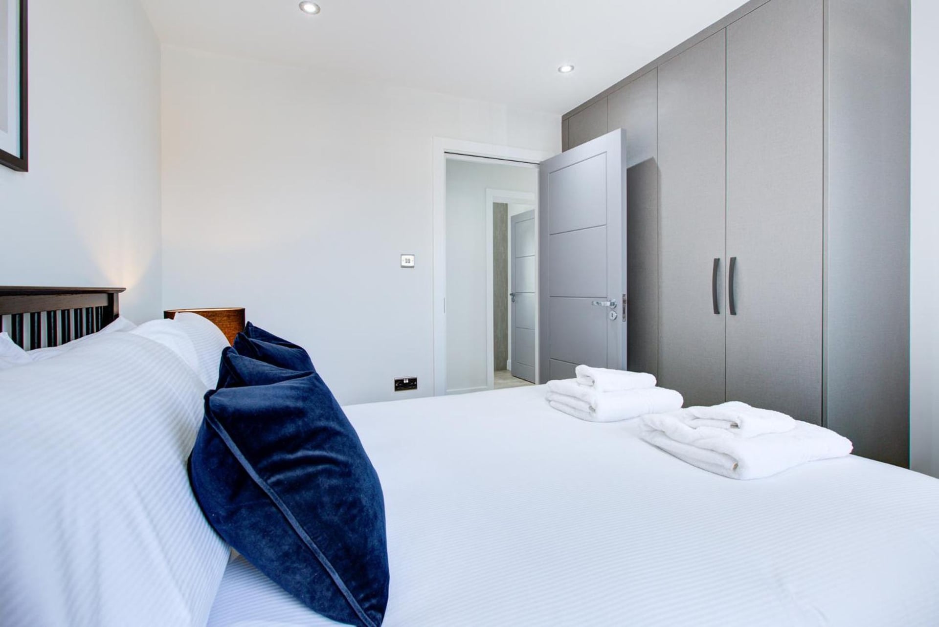 Hybrid Resi - Uxbridge, On-site CAR or VAN parking, near London Heathrow Airport, Uxbridge, foto 2