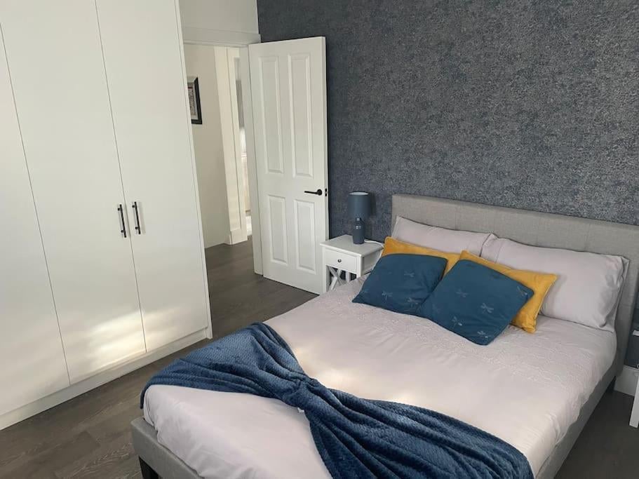Brand New Big House with garden and free parking, Brentford, foto 5
