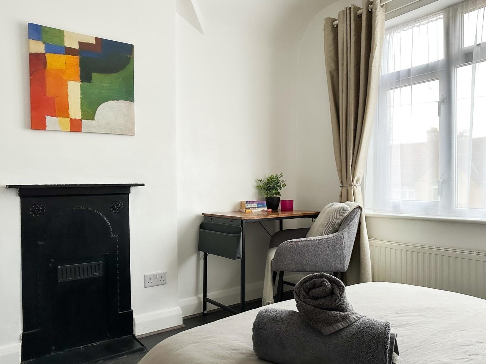 Modern four bedroom semi-detached house with off street parking 8 min drive to Wembley stadium, 5 miles to Central London, London, foto 2