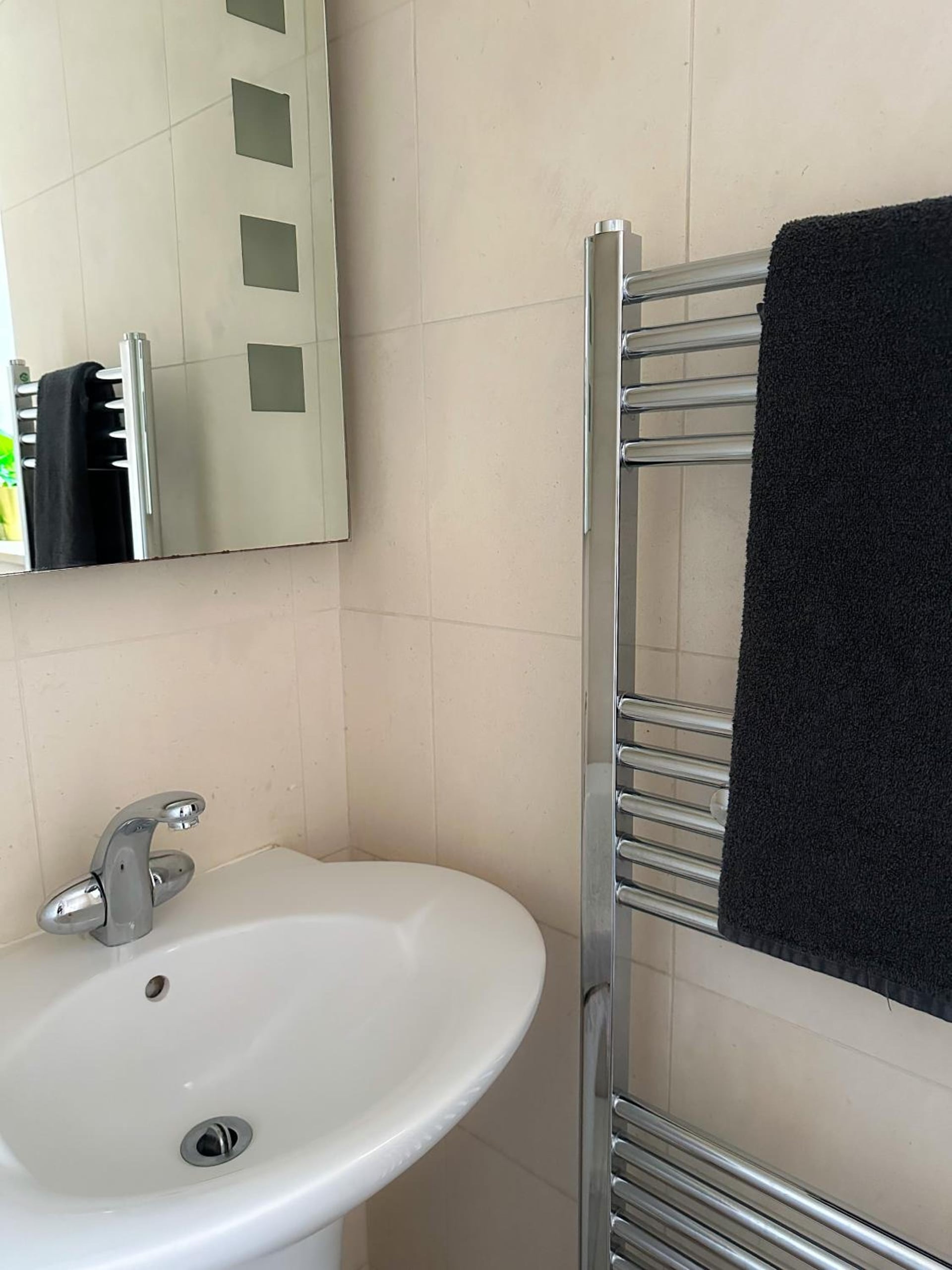 Modern four bedroom semi-detached house with off street parking 8 min drive to Wembley stadium, 5 miles to Central London, London, foto 3