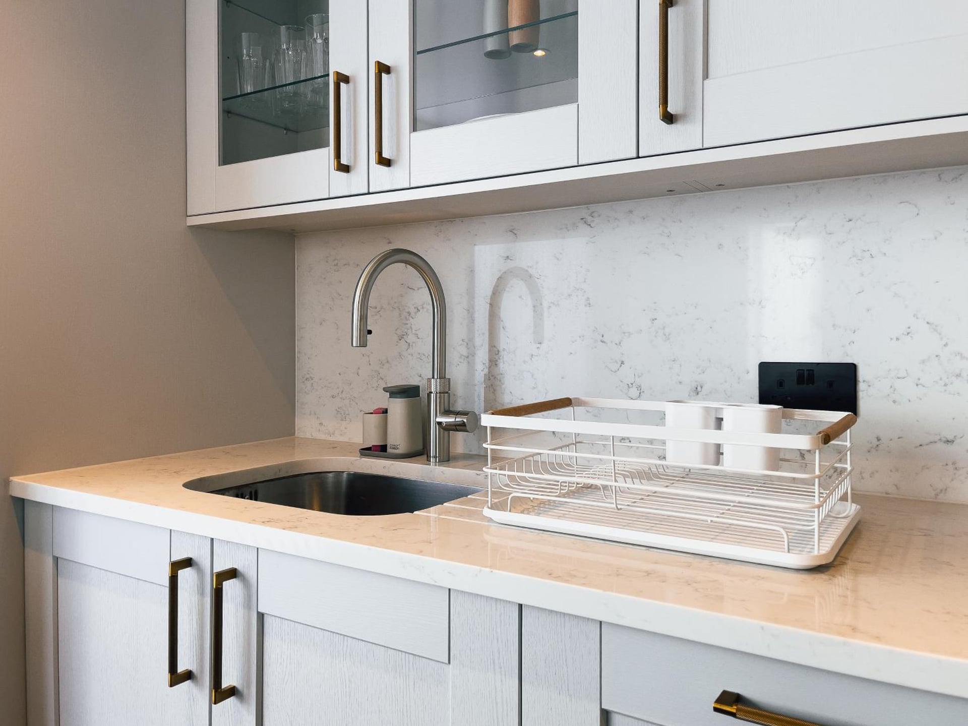 Luxe Penthouse Retreat: With Free Parking!, Brentford, foto 2