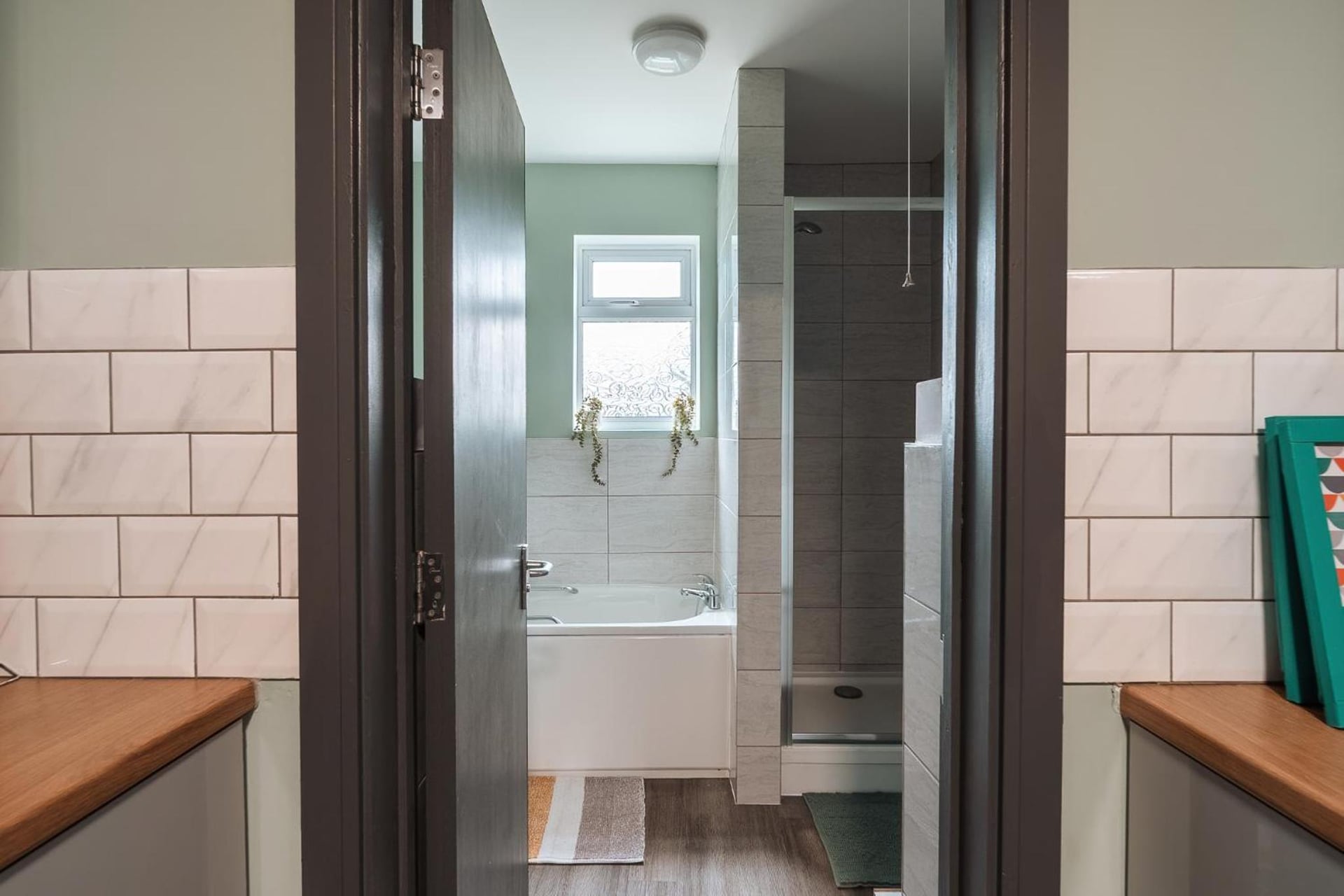 EDMONTON - 4 bedrooms, Sleeps 8, 3 bathroom Contractor Base, London, foto 2