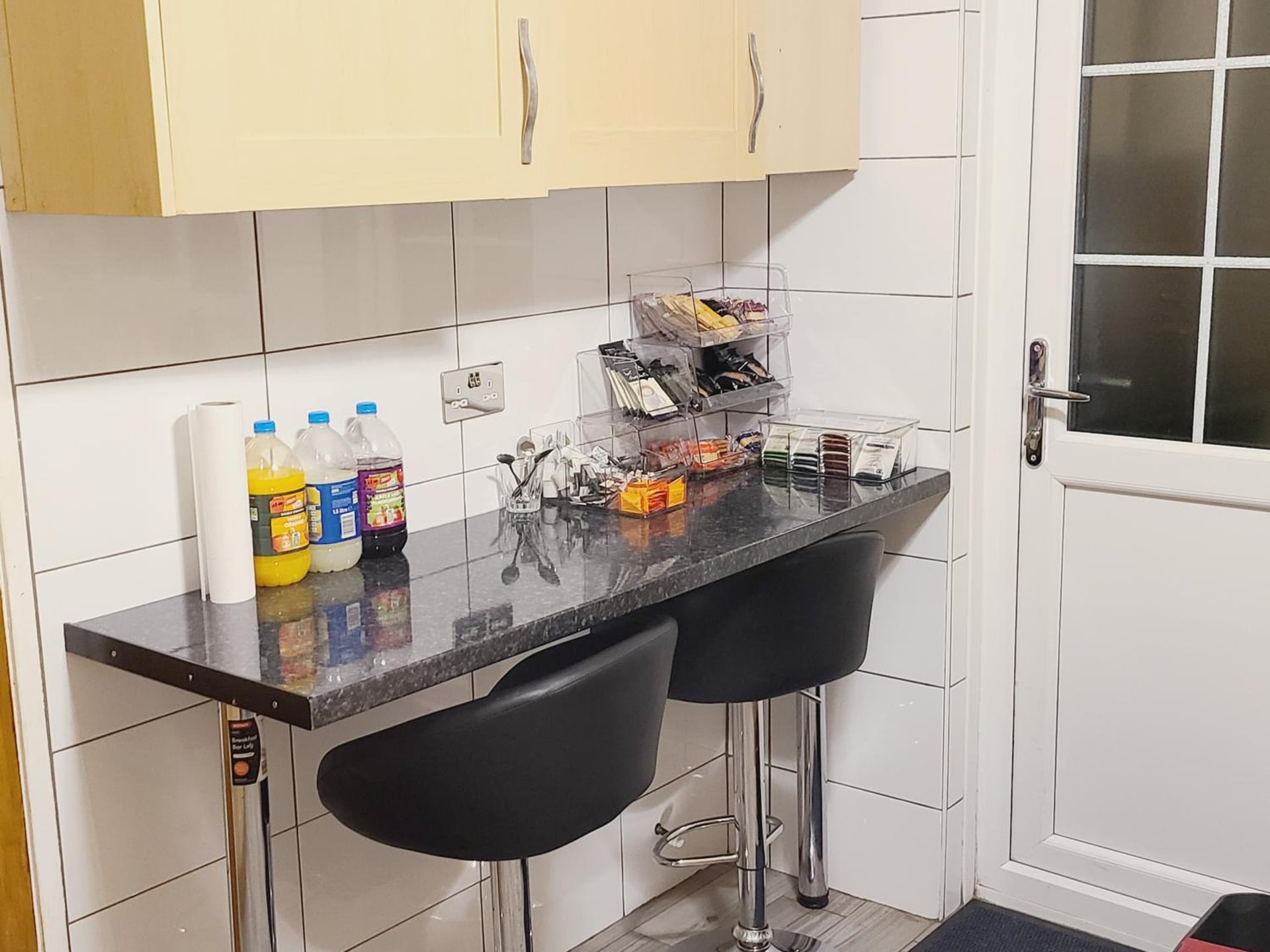 GATWICK ROOMs-TRAVEL SERVICE-AIRPORT PARKING, Ifield, foto 5