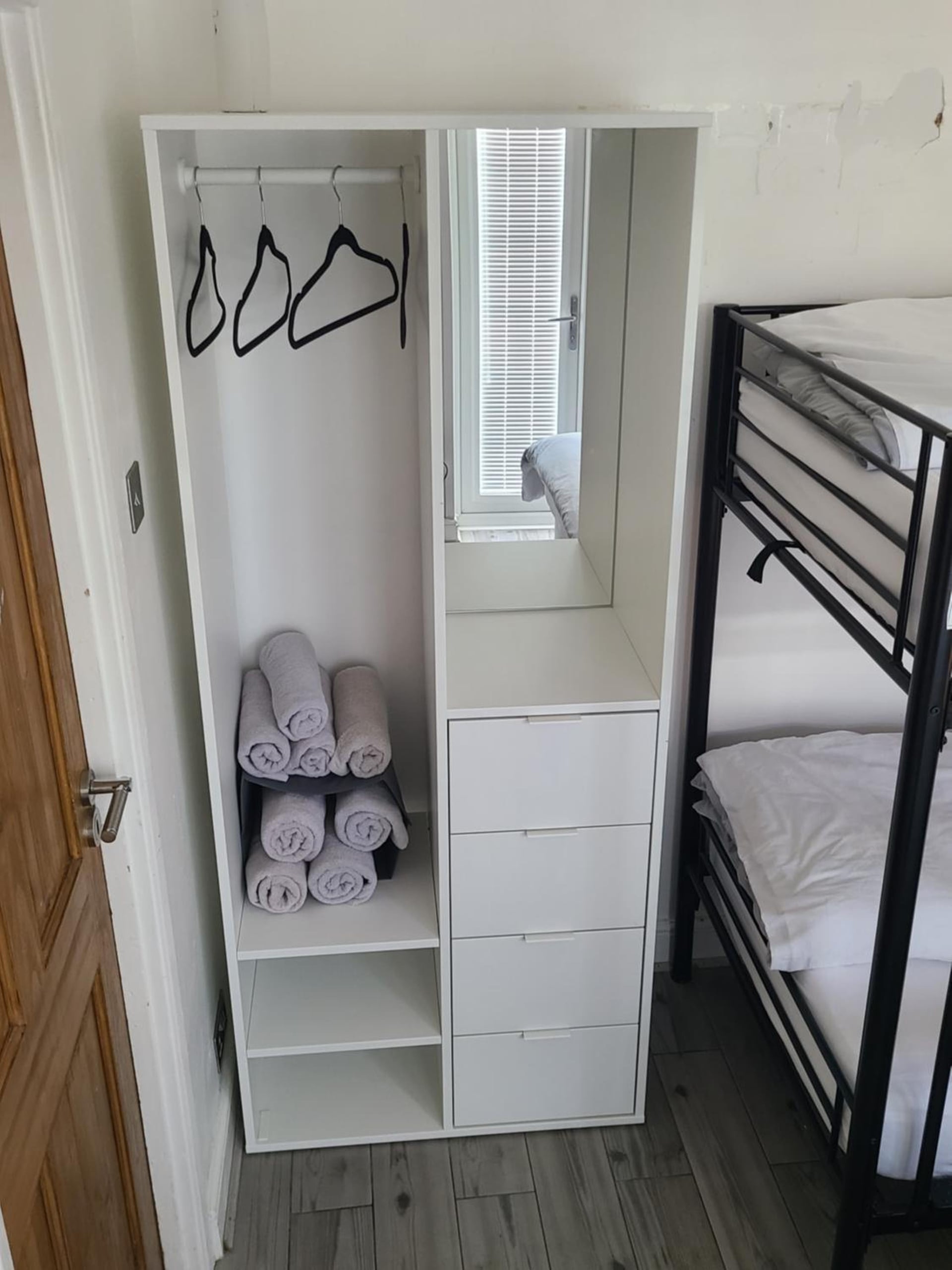 GATWICK ROOMs-TRAVEL SERVICE-AIRPORT PARKING, Ifield, foto 4