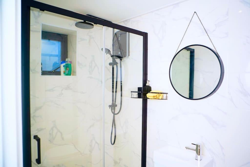 Perfect 1 Bed Apartment Sleeps 5 1 Kingsize bed 1 double Sofabed & Foldable Single bed Free Parking Wifi good transport network shopping Holiday Makers Fam, Enfield, foto 5