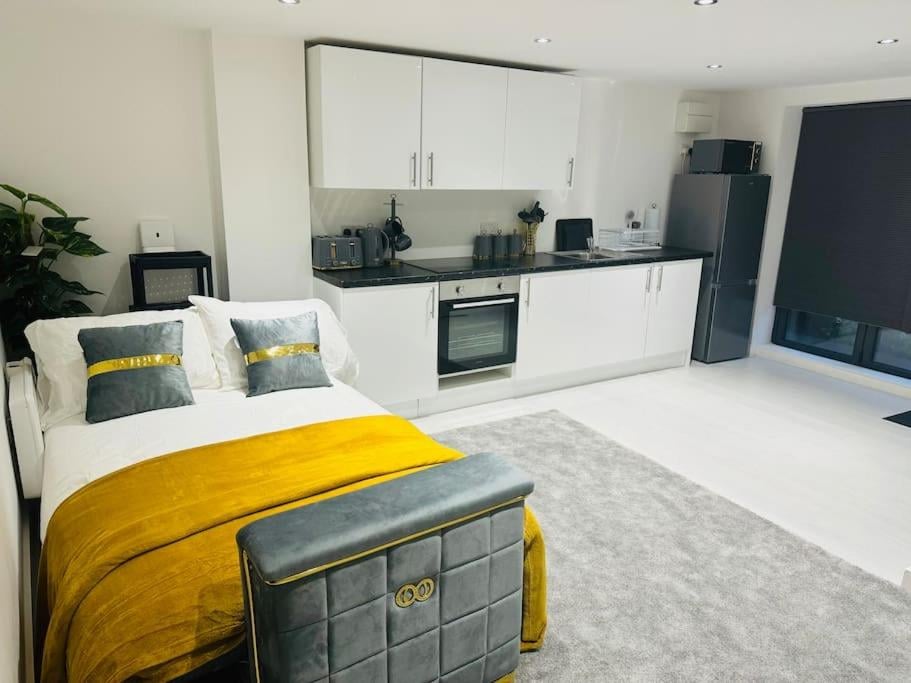 Perfect 1 Bed Apartment Sleeps 5 1 Kingsize bed 1 double Sofabed & Foldable Single bed Free Parking Wifi good transport network shopping Holiday Makers Fam, Enfield, foto 2