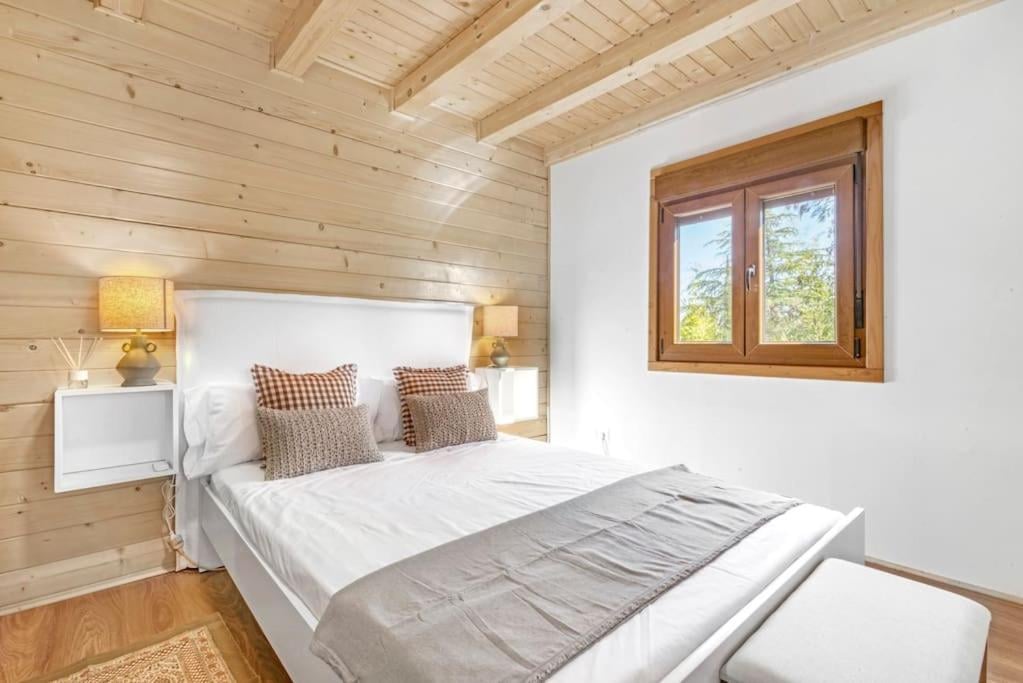 Cozy wood cabin, Casino, Pool, 25 min to Madrid Center, Madrid, foto 5
