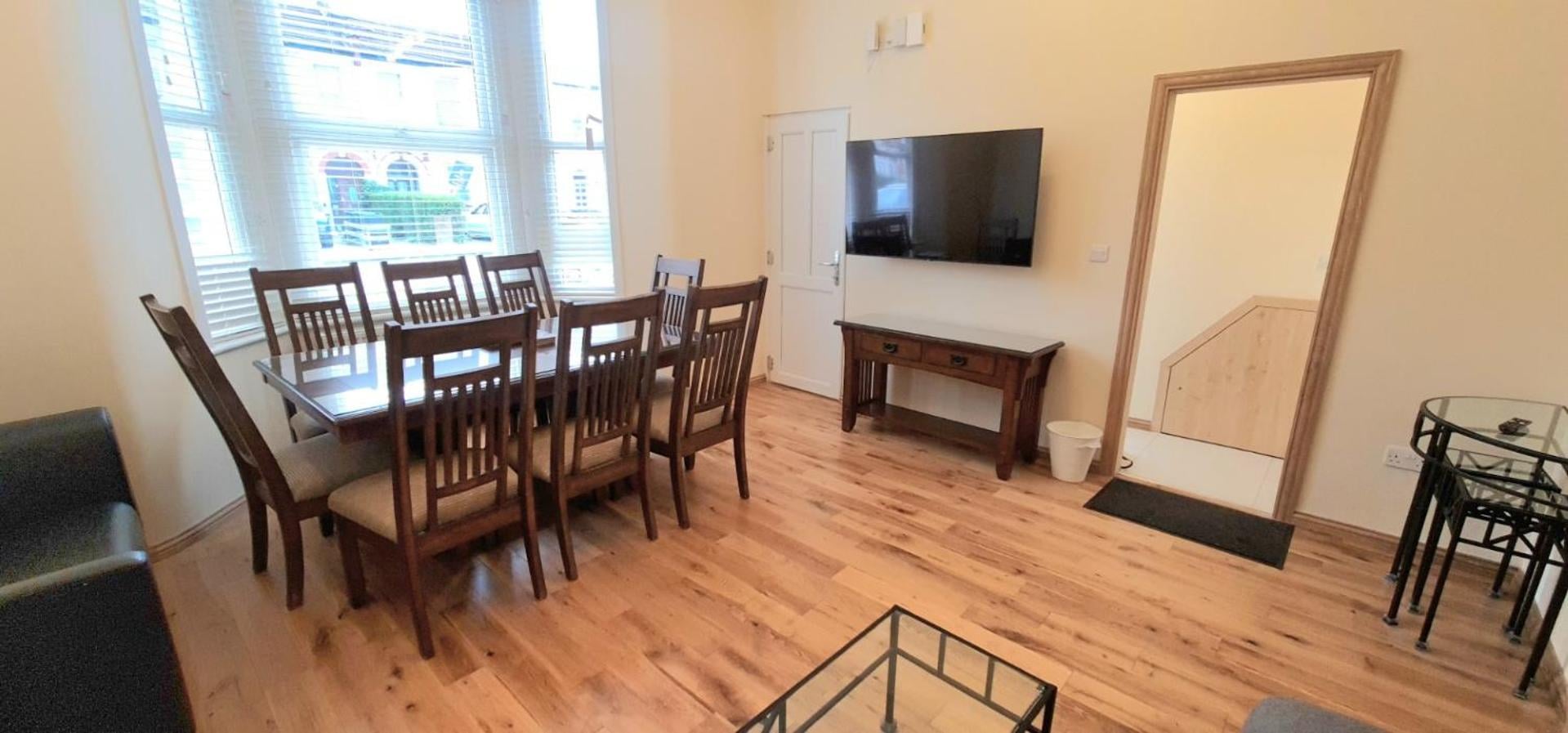 London Luxury 3 bedroom flat, 2 bathrooms, Living Room, free parking, 4 mins to station, garden, Ilford, foto 2