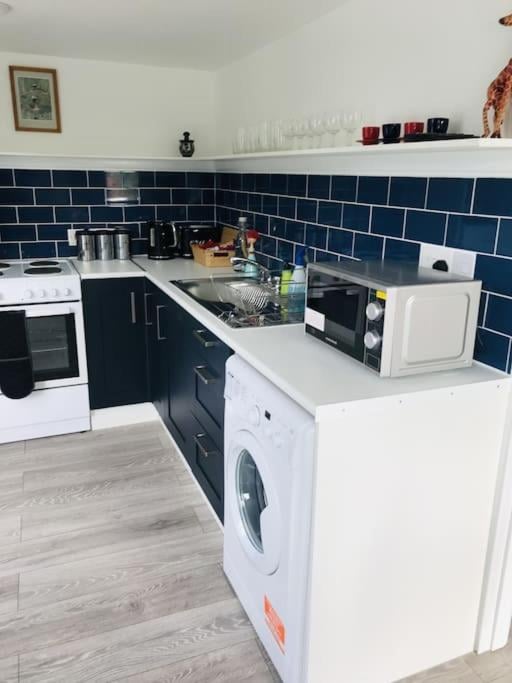 RIVER RETREAT- near Holloway U, Thorpe Park and Heathrow airport, Thorpe, foto 3