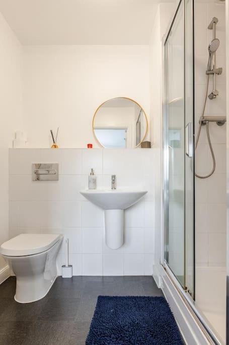 Stylish Station Apartment in Rochester with Free Parking, Wainscot, foto 4