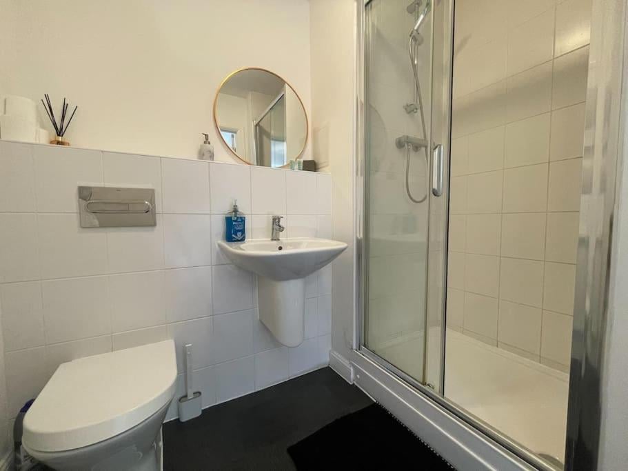 Stylish Station Apartment in Rochester with Free Parking, Wainscot, foto 5