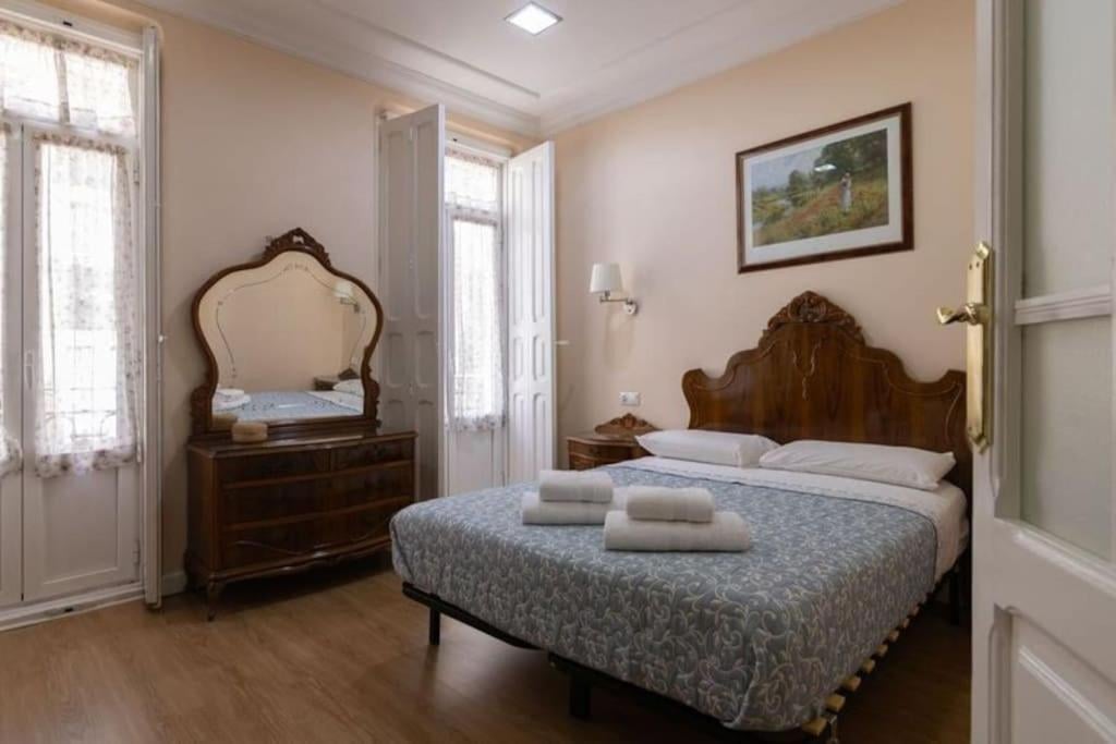 Central Apartment Sleeps 6 Fast Wi-Fi 2 Bathrooms, Valencia, foto 5