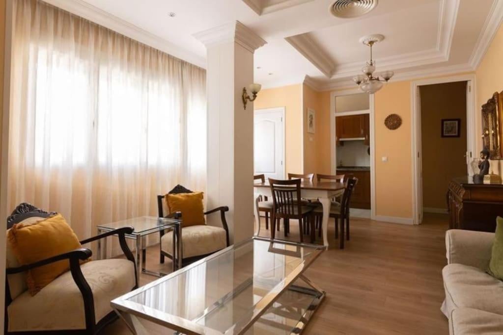 Central Apartment Sleeps 6 Fast Wi-Fi 2 Bathrooms, Valencia, foto 4