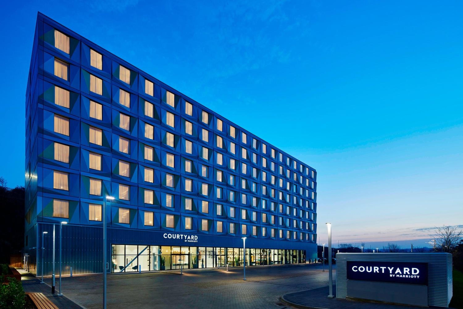 Courtyard by Marriott Luton Airport, Luton
