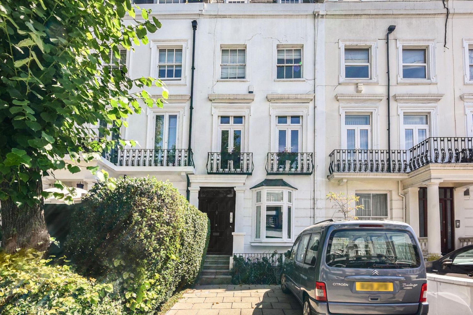 Lovely large 1 bed renovated flat w balcony & 600MB WiFi, London