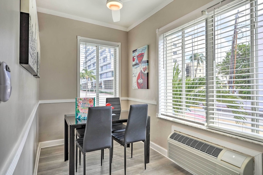 Foto de Sunny Miami Beach Condo Steps to Boardwalk!